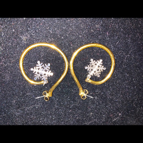 Jewelry - Golden Hoop earrings with dangling snowflake